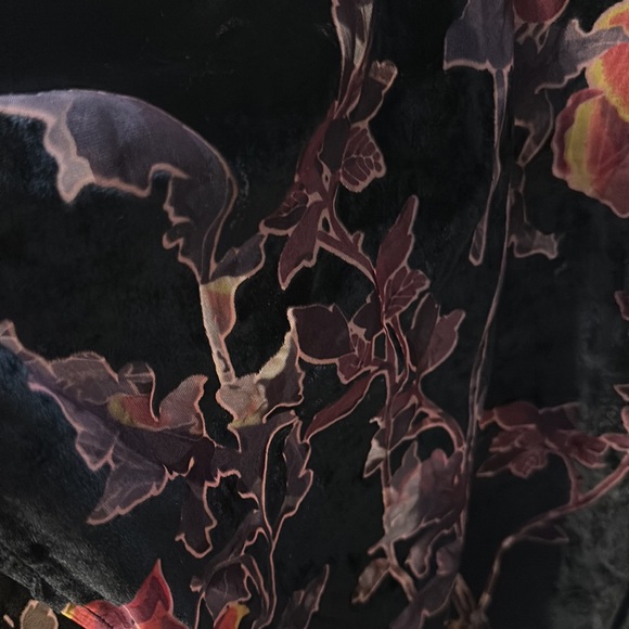 Francesca’s black sheer and velvet red roses floral print kimono 100% poly one s - Picture 5 of 5